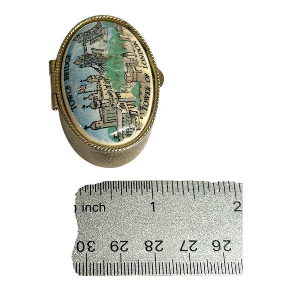 Vintage Souvenir Trinket Pill Box Oval Gold Tone Tower of London Tower Bridge - Picture 8 of 10